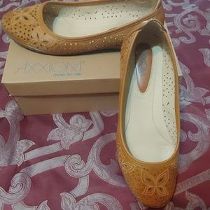 Size 11M Axxiom flats